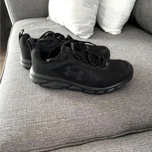 Men’s under armour tennis shoes. Brand new without tags. Only tried on once.